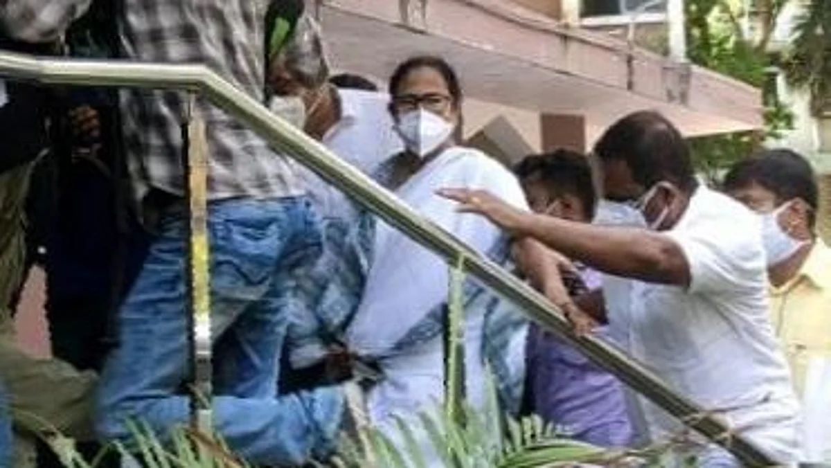 कानून तोड़ने पर ममता के खिलाफ कार्रवाई के लिए स्वतंत्र है CBI: सुप्रीम कोर्ट