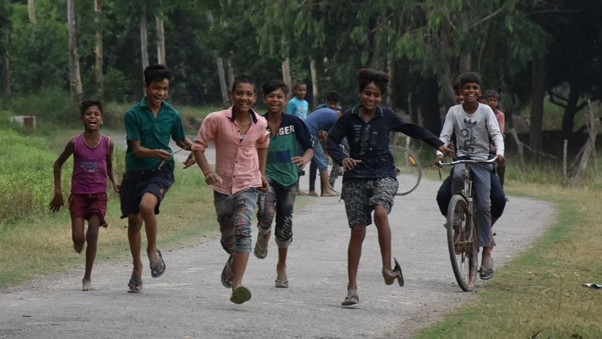 मलिहाबाद: ना कोरोना की फिक्र और ना लॉकडाउन की चिंता, शहर से गाँव पलायन कर रहे लोग