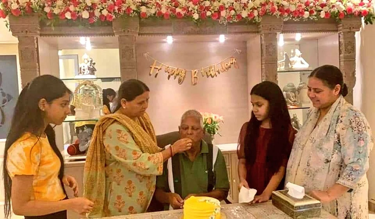 लालू ने दिल्ली में जन्मदिन पर काटा केक, मीसा भारती ने शेयर की तस्वीर
