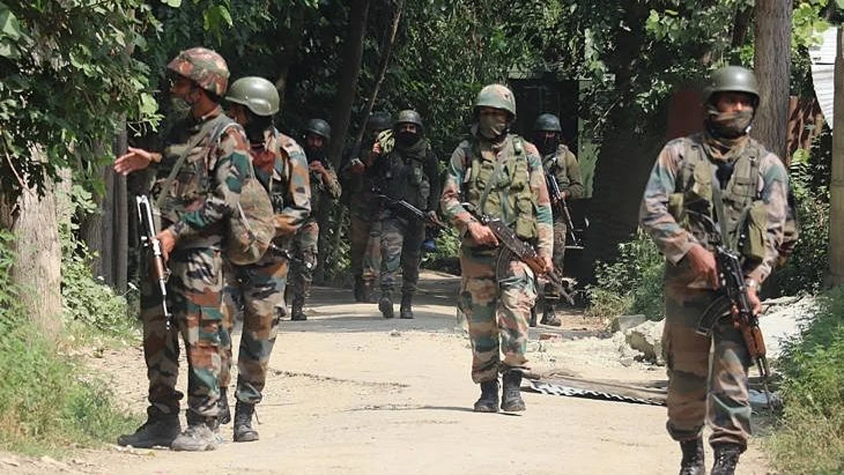 कश्मीर के कुलगाम में मुठभेड़ में 2 आतंकवादी ढेर