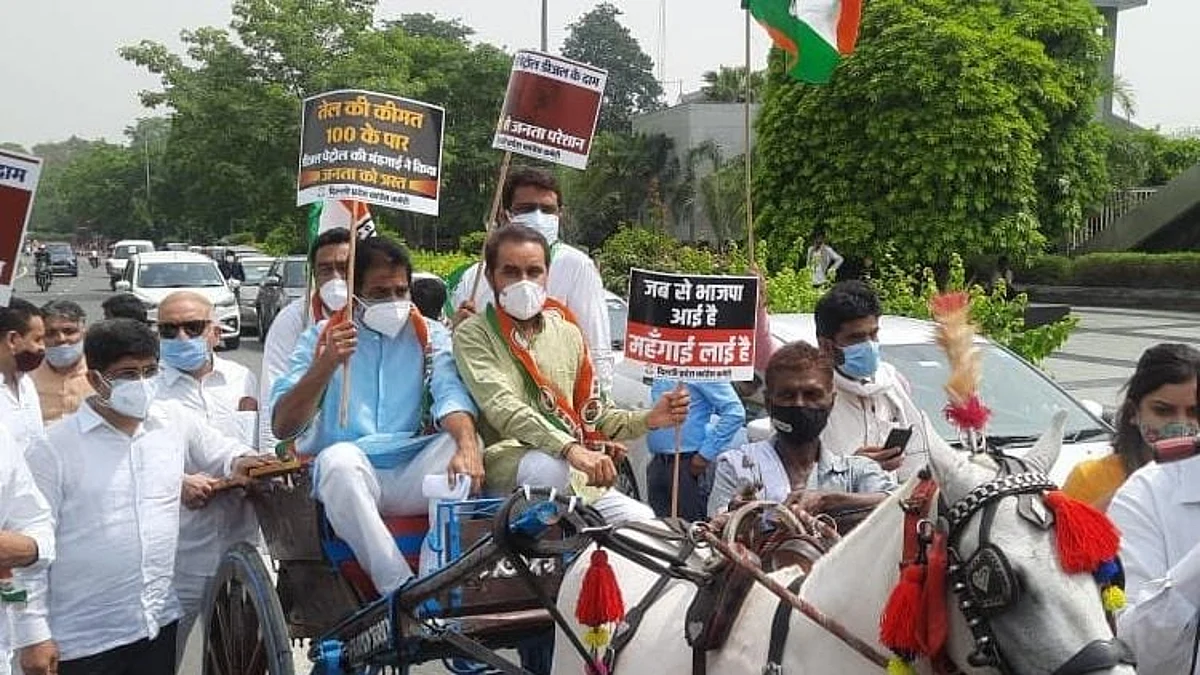 कांग्रेस: बढ़ते पेट्रोल डीजल के कीमतों पर प्रदर्शन, घोड़ा गाड़ी पर बैठकर जताया विरोध