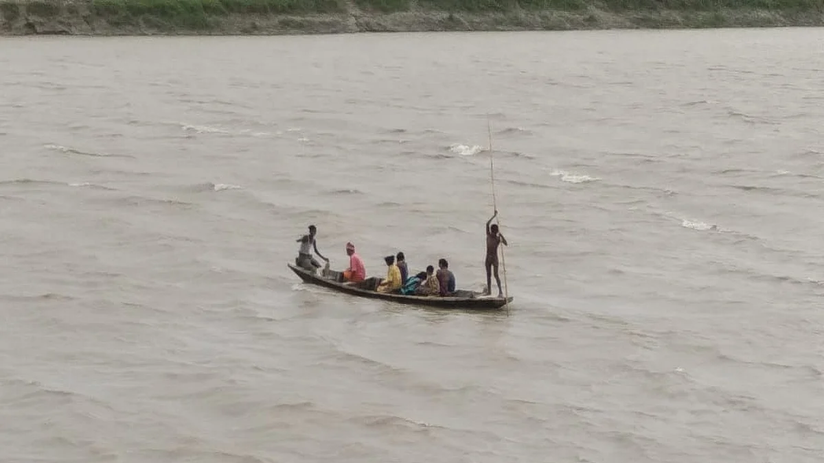 बिहार में बाढ़ के कारण समस्तीपुर-दरभंगा रेल खंड की डाउन लाइन पर परिचालन स्थगित