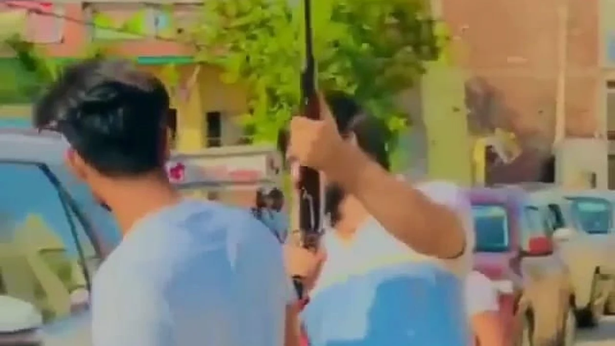 VIDEO: बीच सड़क पर युवक ने हवाई फायरिंग करके मनाया जश्न, खतरे में पड़ी राहगीरों की जान