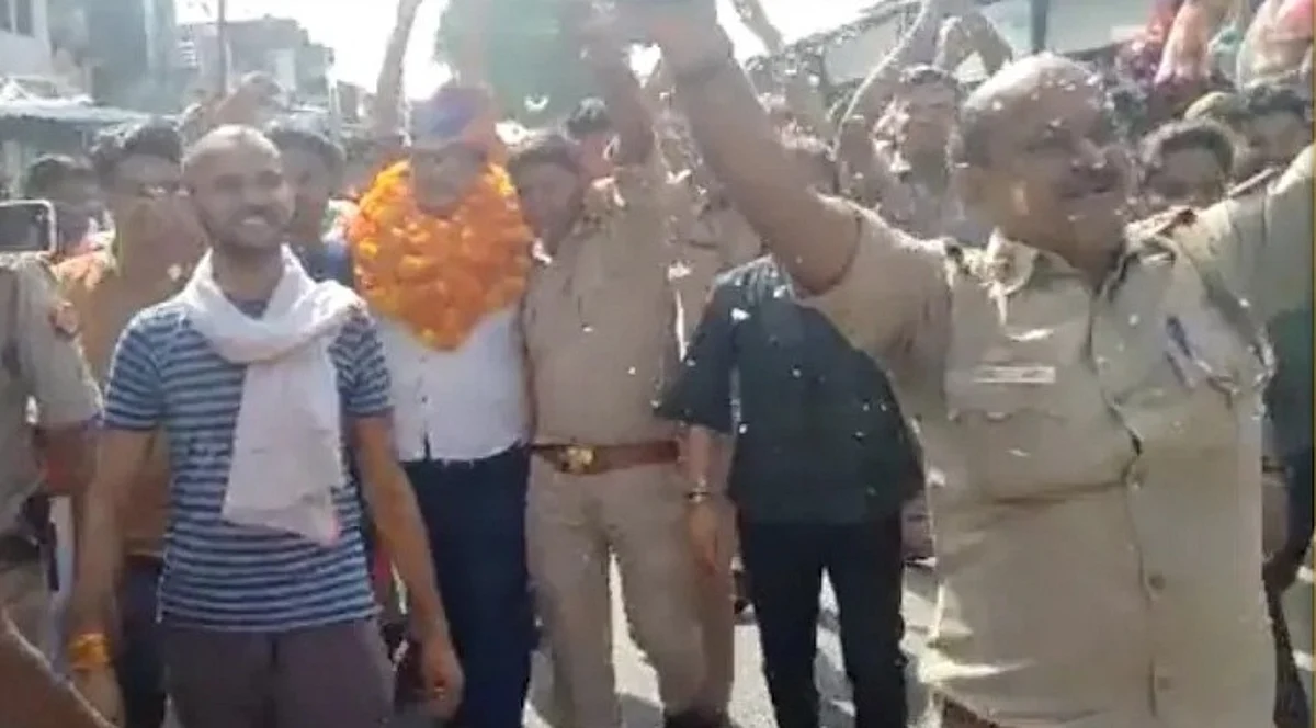 निलंबित एसएचओ को विदाई देने वाले यूपी के 14 पुलिसकर्मियों के खिलाफ कार्रवाई