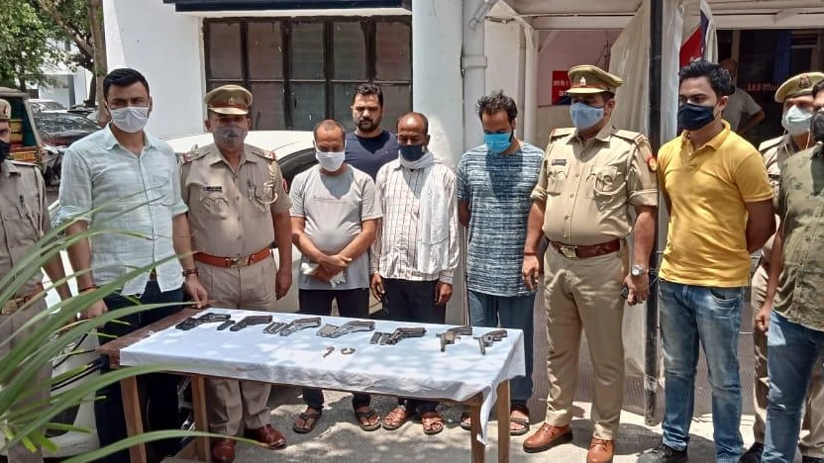 नोएडा: पुलिस चैकिंग के दौरान हत्थे चढ़े हथियार तस्कर, 3 गिरफ्तार