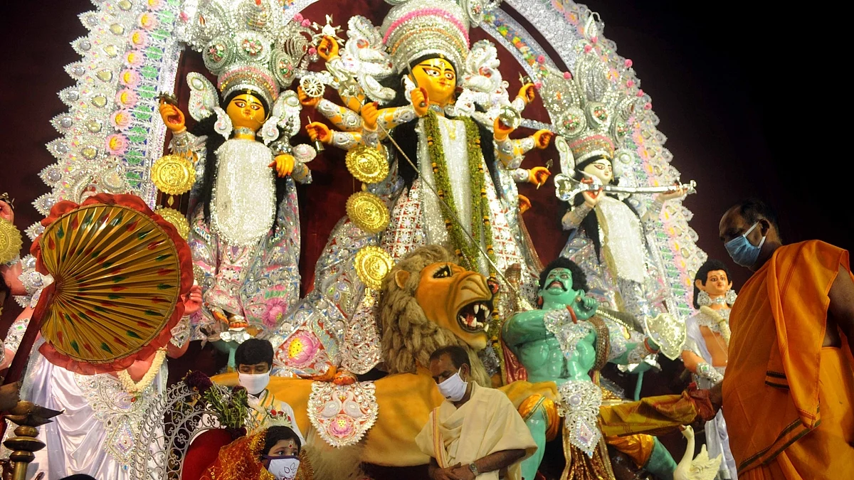 बंगाल में दुर्गा पूजा में शामिल सभी लोगों के लिए टीकाकरण जरूरी