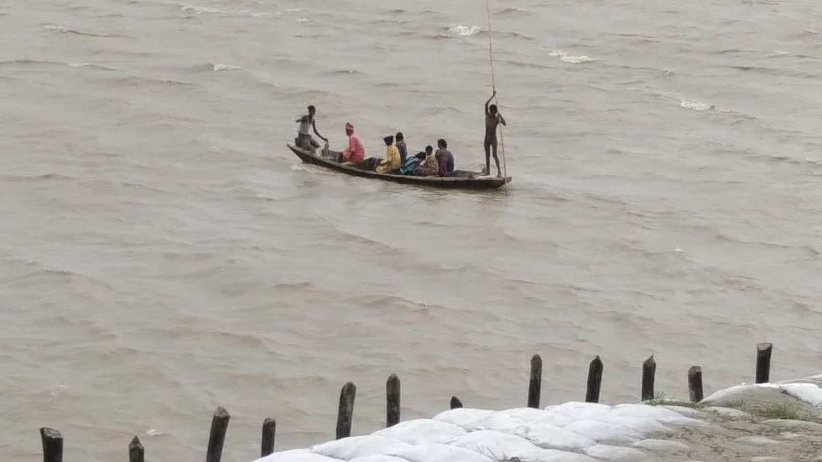 बिहार में बाढ़ के कारण 6 ट्रेनों का परिचालन रद्द, कई के मार्ग में किया गया परिवर्तन