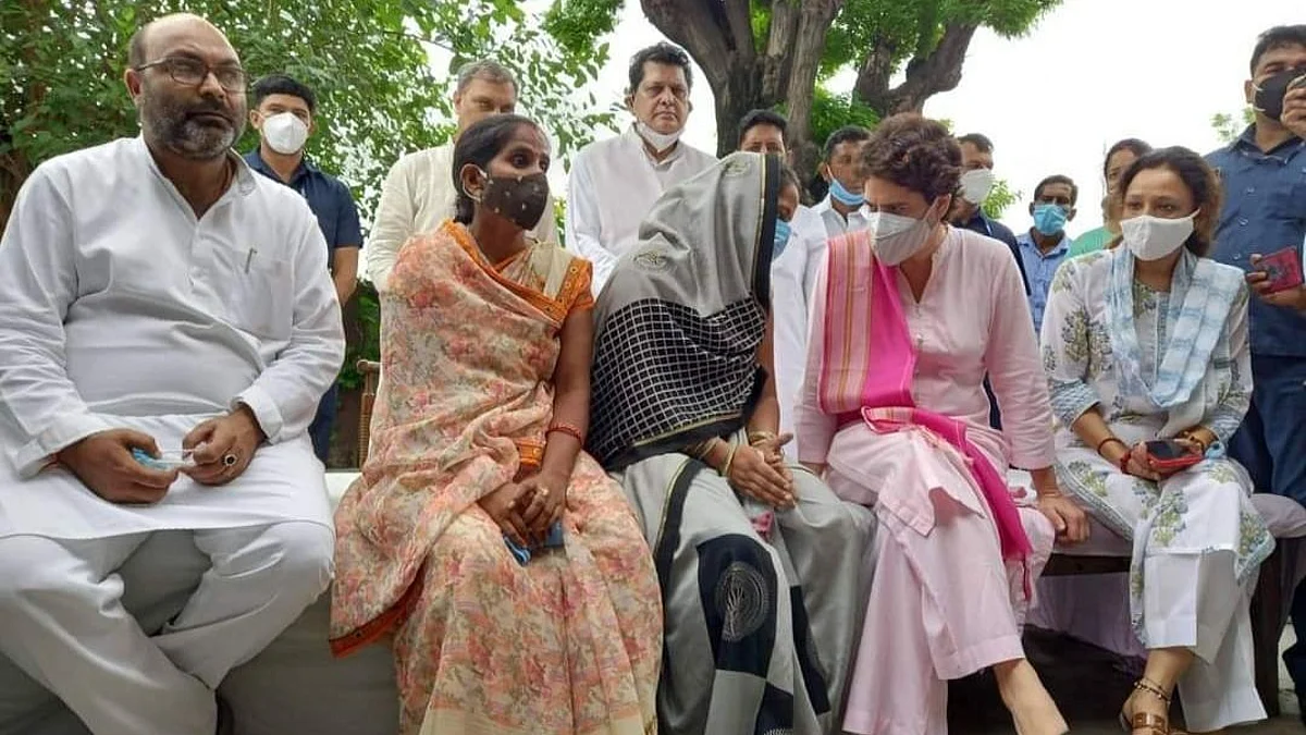 प्रियंका ने की पीड़ित महिलाओं से मुलाकात, बोली जहां धांधली हुई वहां रद्द हो चुनाव