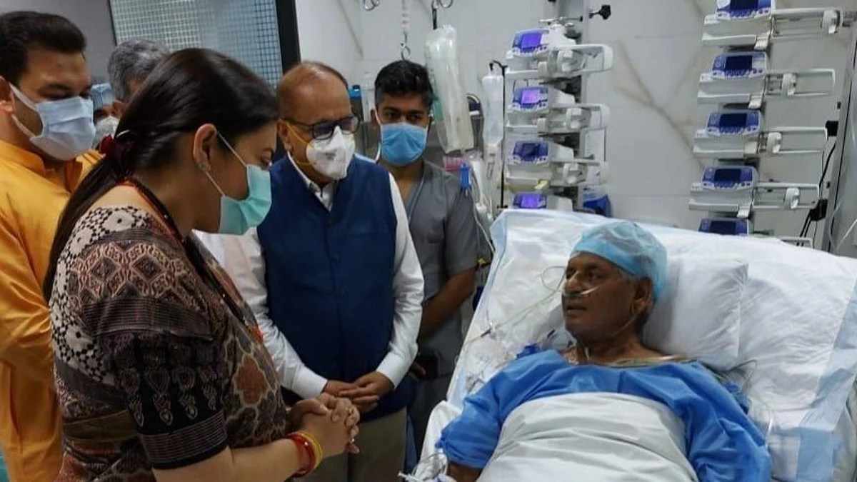 केन्द्रीय मंत्री स्मृति ईरानी पहुंची लखनऊ, पूर्व राज्यपाल कल्याण सिंह का जाना हालचाल