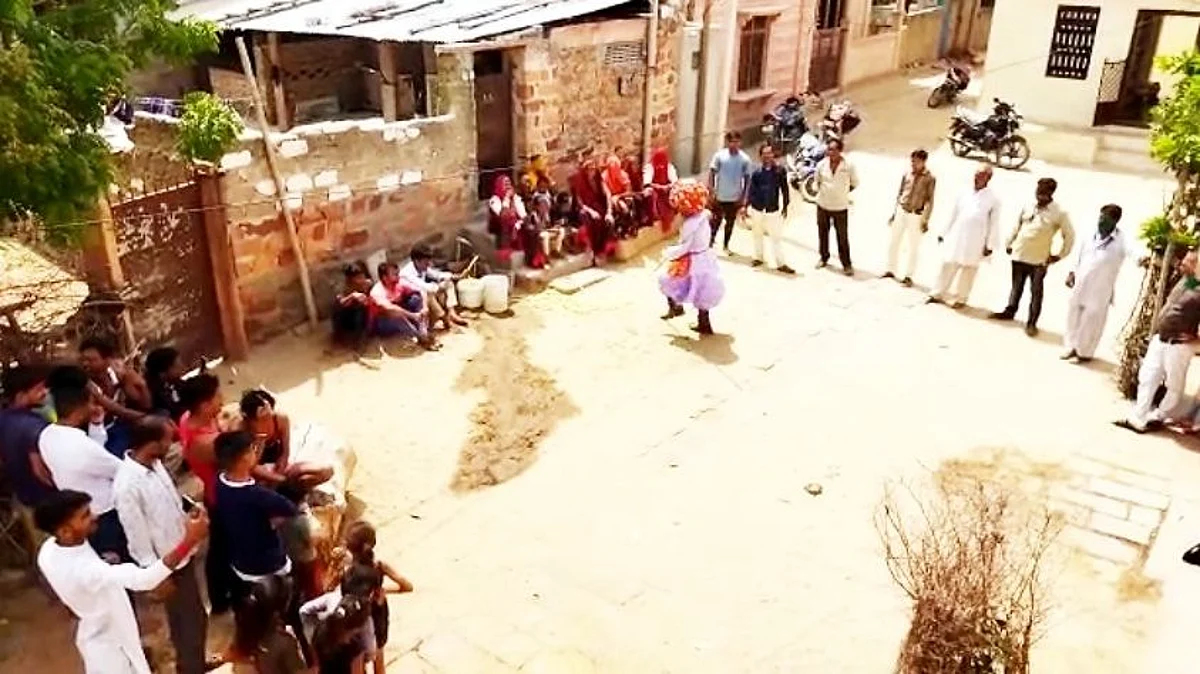 राजस्थान: पानी की सप्लाई का जश्न मनाने के लिए बाड़मेर के ग्रामीण सड़कों पर थिरके