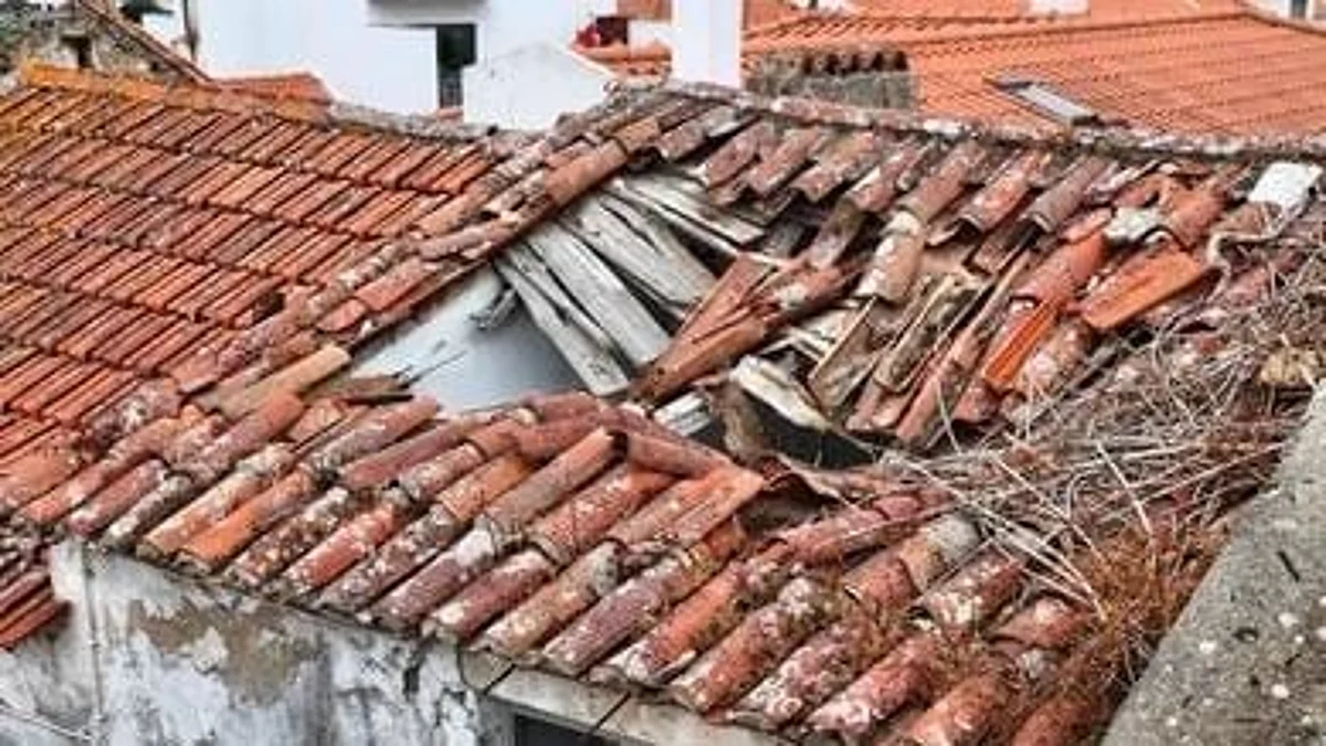 यूपी के लखीमपुर में छत गिरने से नाबालिग की मौत