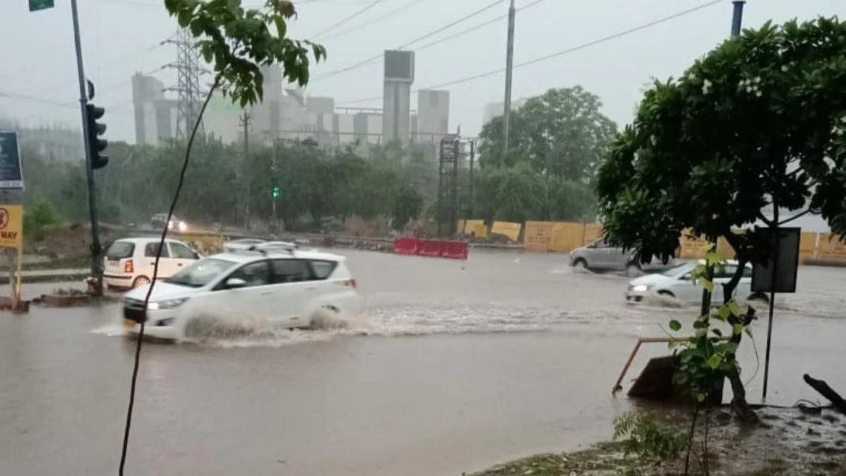 दिल्ली-गुरुग्राम के कई इलाकों में बारिश बनी आफत, कई जगह सड़कों पर लगा पानी