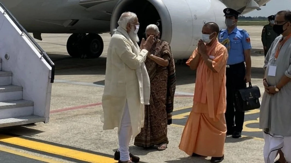 प्रधानमंत्री मोदी पहुंचे वाराणसी, राज्यपाल, मुख्यमंत्री योगी ने की अगवानी