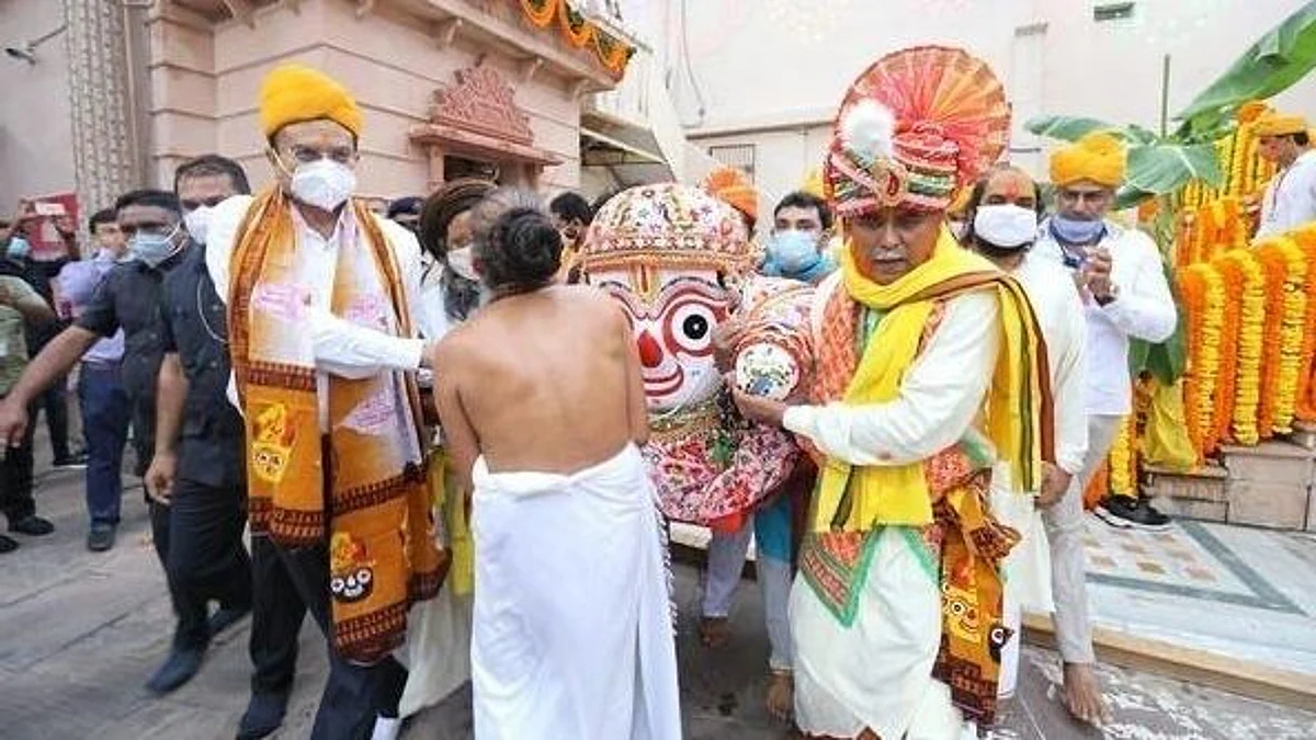 सीमित लोगों की भागीदारी के साथ अहमदाबाद में निकाली गई रथ यात्रा