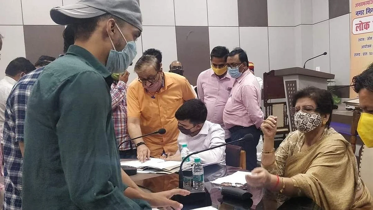 लखनऊ: लोक मंगल दिवस पर जोन 1-2 के क्षेत्रीय जनता की समस्याएं सुनती महापौर संयुक्ता भाटिया