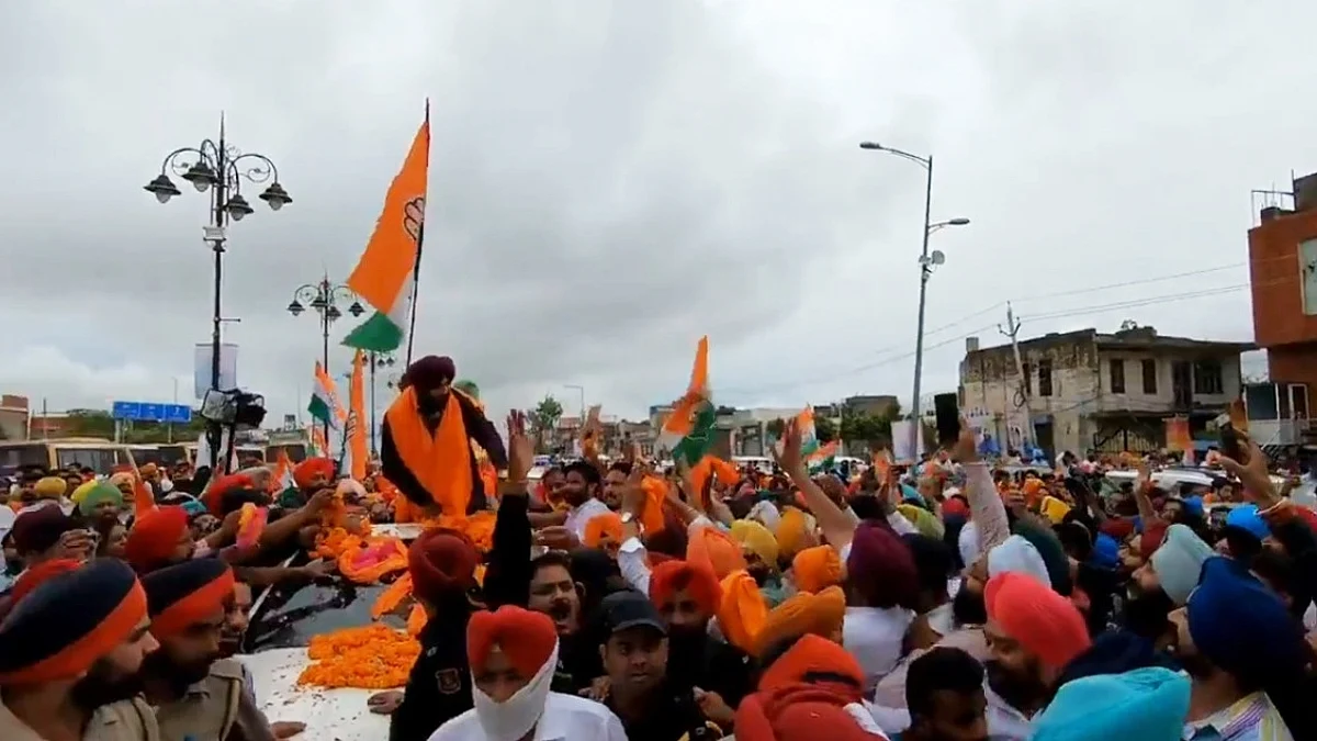 सिद्धू ने 62 विधायकों के साथ स्वर्ण मंदिर में मत्था टेका, अमरिंदर और उनके विश्वासपात्र रहे नदारद