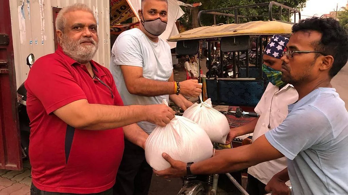 उत्तर प्रदेश : श्री राजनाथ सिंह जी के जन्म दिवस पर युवा नेता रणविजय सिंह, पूर्व सभासद त्रिभुवन तिवारी ने प्रसाद वितरण किया