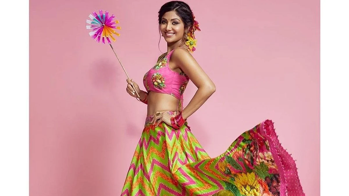 कलरफुल आउटफिट में नजर आई शिल्पा शेट्टी