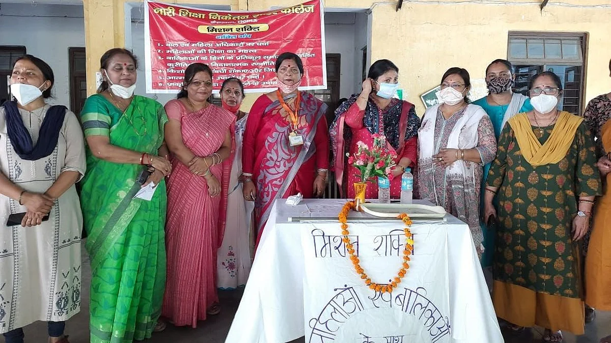 महिला आयोग की सदस्य श्रीमती कुमुद श्रीवास्तव ने नारी शिक्षा निकेतन इण्टर कालेज की बालिकाओं को किया सम्बोधित