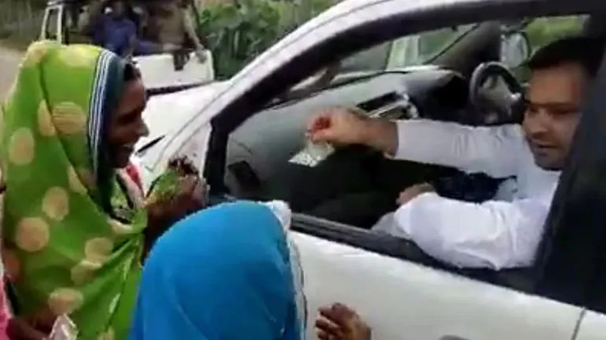 तेजस्वी का महिलाओं को नोट बांटने का वीडियो वायरल, जदयू ने कसा तंज