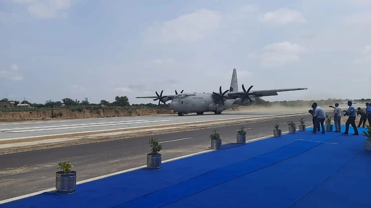 राजनाथ, गडकरी के साथ वायुसेना का विमान राजस्थान के राष्ट्रीय राजमार्ग पर उतरा, लैडिंग स्ट्रिप का उद्घाटन