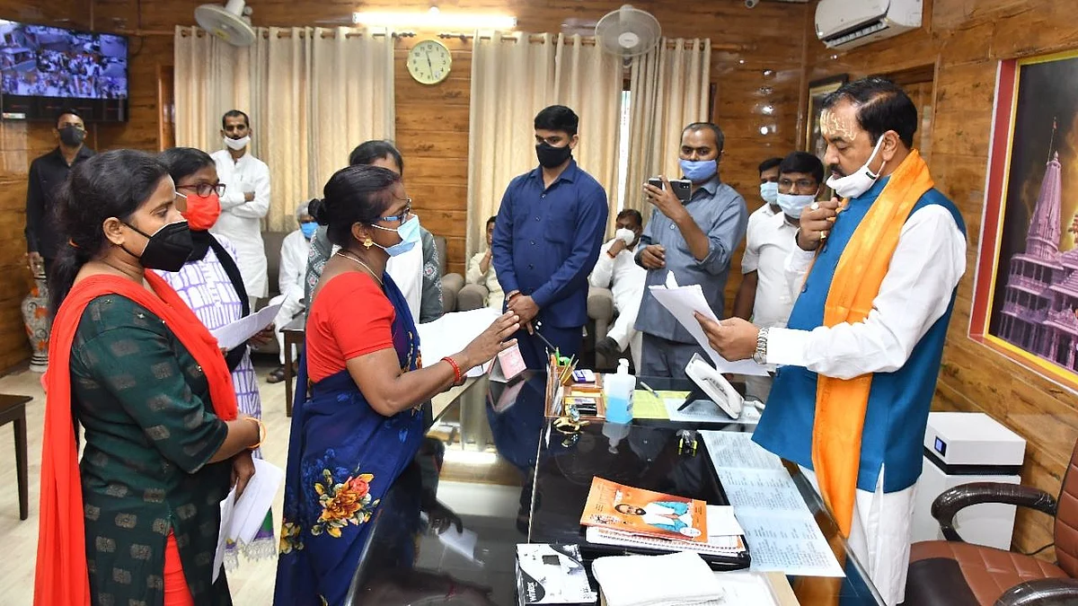 उपमुख्यमंत्री श्री केशव प्रसाद मौर्य ने अपने आवास पर जनता दर्शन में सैकड़ों लोगो से की मुलाकात