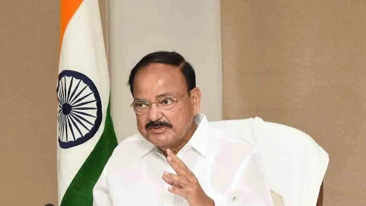 उपराष्ट्रपति ने की खादी को राष्ट्रीय वस्त्र के रूप में अपनाने की अपील
