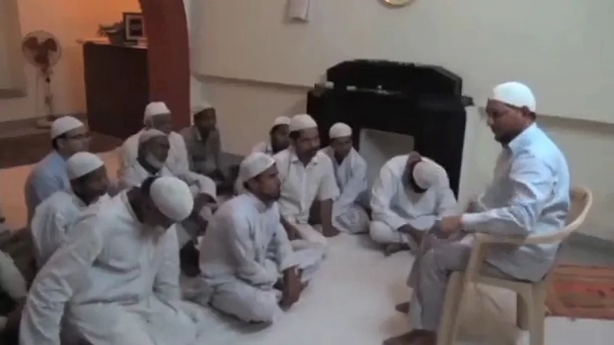 शख्स ने यूपी के आईएएस अधिकारी पर धर्म बदलने के लिए लालच देने का आरोप लगाया