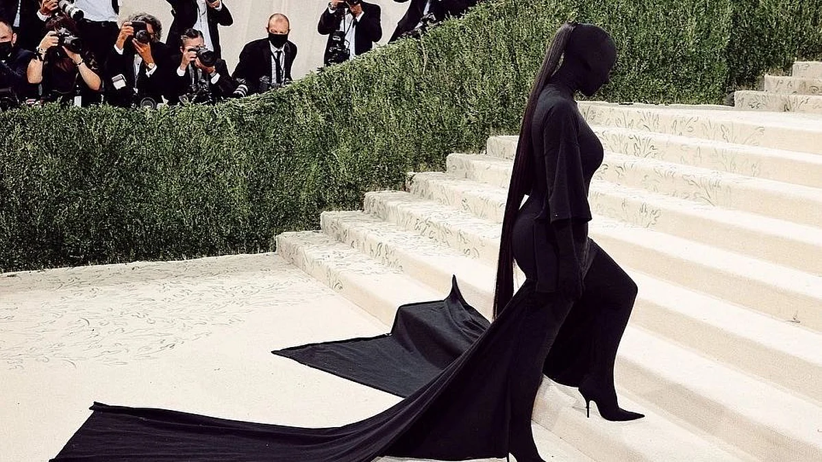Met Gala 2021: किम कार्दशियन ब्लैक फेसलेस फुल-बॉडी सूट में आईं नजर
