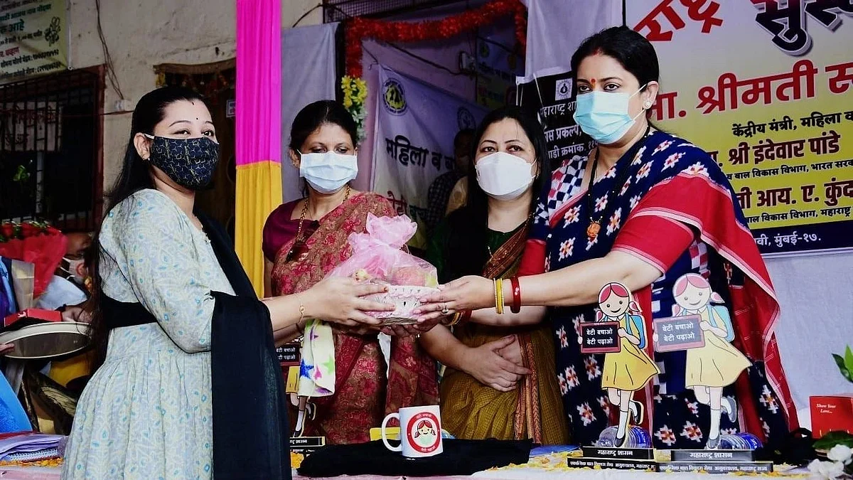 केंद्रीय महिला एवं बाल विकास मंत्री स्मृति ईरानी ने धारावी स्लम में 'डिजिटल गुड्डी-गुड्डा बोर्ड' लॉन्च किया