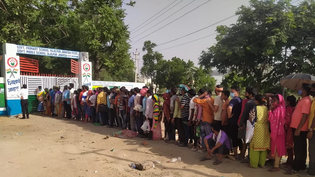 बंगाल के वैक्सीन सेंटर में भगदड़, 25 घायल, सरकार अब टीकाकरण के लिए जारी करेगी कूपन