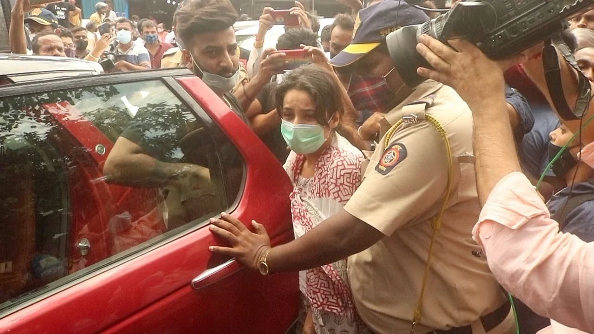 सिद्धार्थ की अंतिम विदाई में बेहद भावुक दिखीं शहनाज, दोस्तों ने 'सिडनाज' की केमिस्ट्री को किया याद