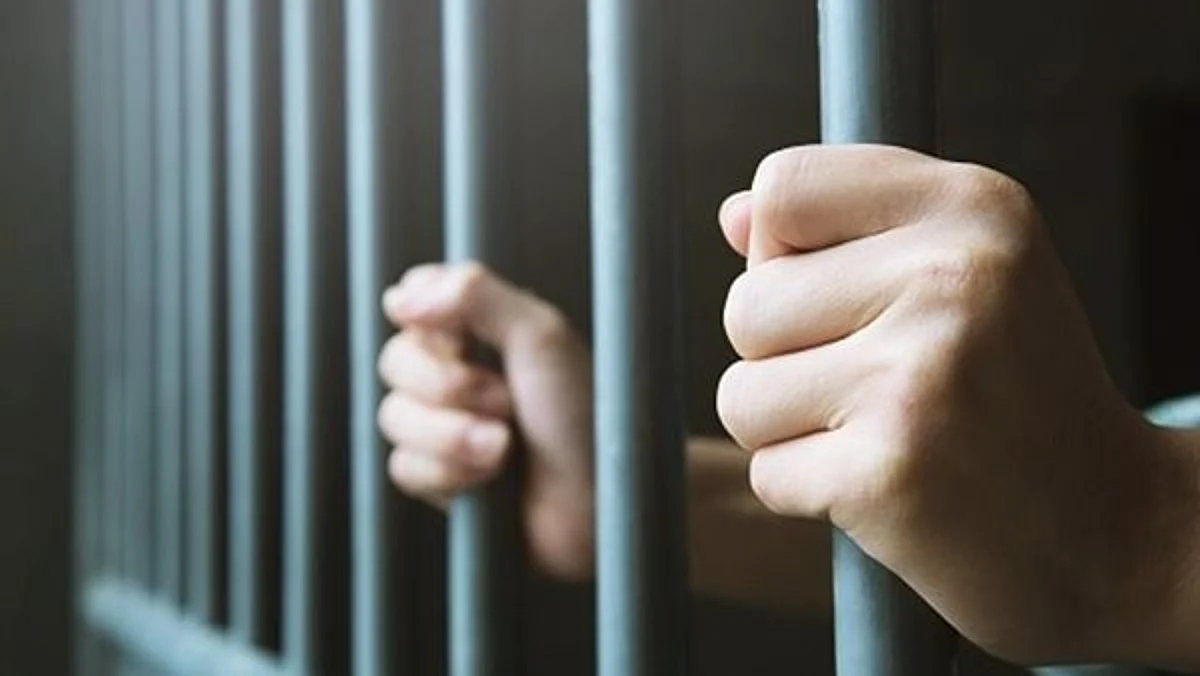 लड़की पर जबरन केक लगाने के आरोप में यूपी के शिक्षक को भेजा गया जेल