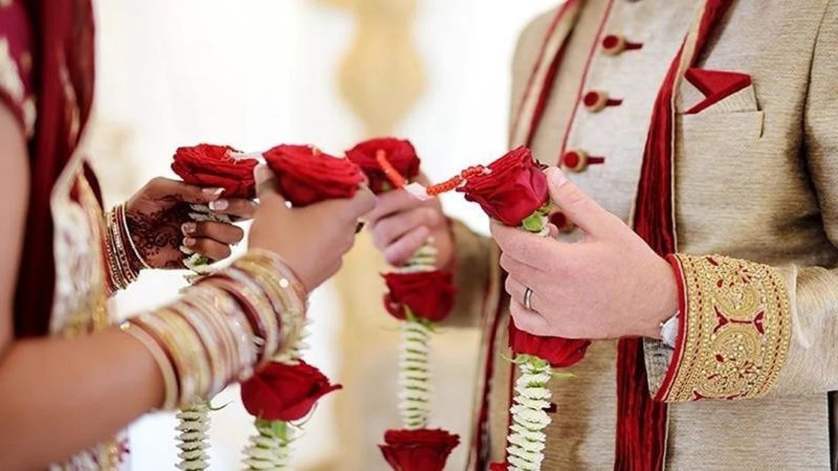 दुष्कर्म का आरोप वापस लेने के बाद यूपी की महिला ने व्यक्ति से पुलिस हिरासत में की शादी