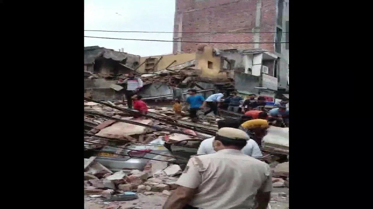 Delhi : मलकागंज सब्जी मंडी इलाके में चार मंजिला इमारत गिरी, कई लोगों के दबे होने की आशंका