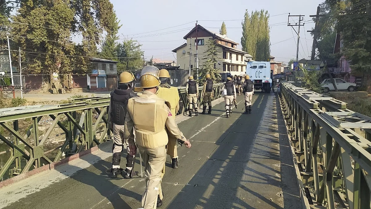 जम्मू-कश्मीर: श्रीनगर में पुलिस टीम पर आतंकियोंं ने किया हमला