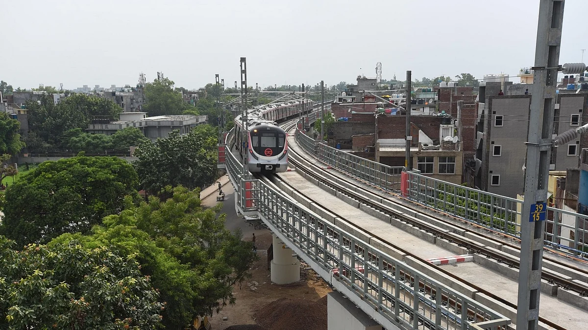 Delhi: भारत बंद के बावजूद दिल्ली में सार्वजनिक परिवहन चालू