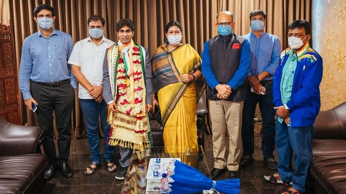स्वर्ण पदक विजेता प्रमोद भगत का गृह राज्य ओडिशा पहुंचने पर हुआ भव्य स्वागत