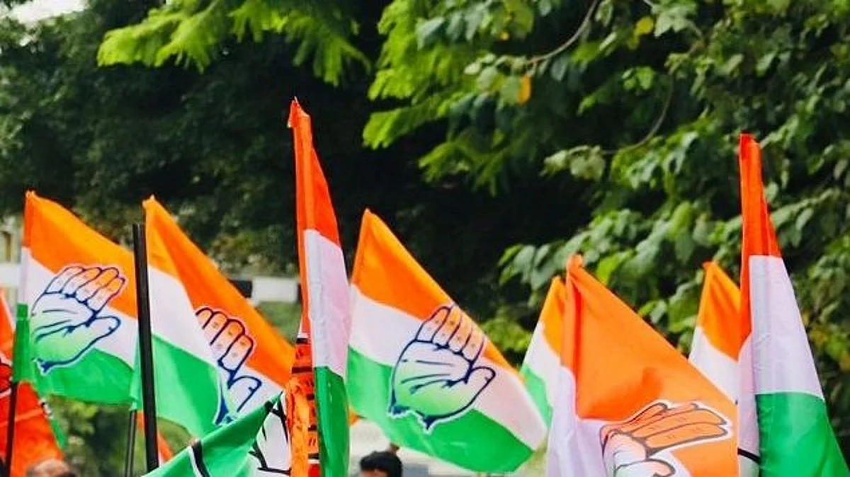 कांग्रेस ने यूपी में टिकट चाहने वालों से पार्टी खाते में 11 हजार रुपये जमा कराने को कहा