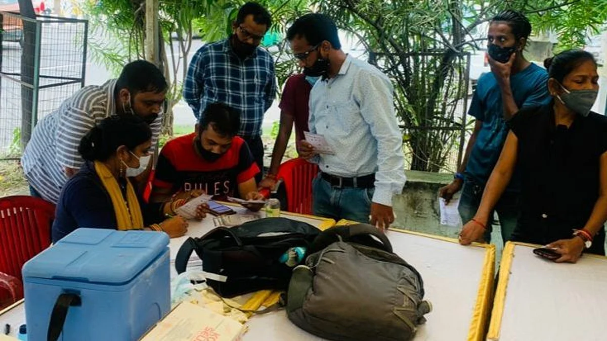 लखनऊ: गोमती नगर स्थित महेश इंफ्राकॉन प्राइवेट लिमिटेड के द्वारा लगाया गया कोविड वैक्सीनेशन कैंप