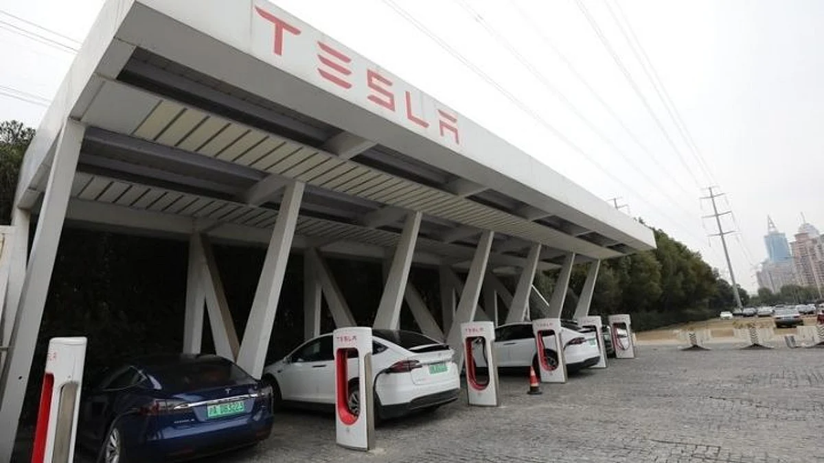Tesla का 'फुल सेल्फ ड्राइविंग' रिक्वेस्ट बटन हुआ रोलआउट