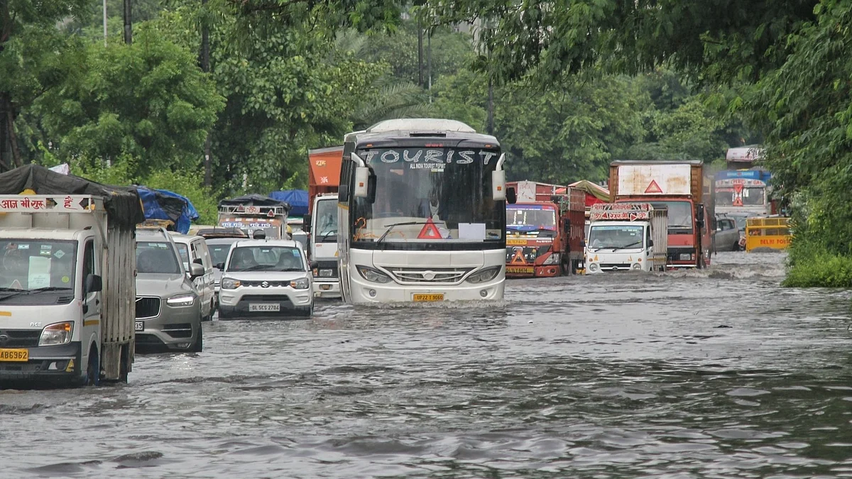 दिल्ली एयरपोर्ट से निकली यात्रियों से भरी बस पानी में फंसी, दमकल कर्मियों ने यात्रियों को सुरक्षित निकाला
