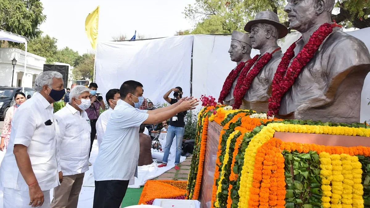 राहुल गांधी ने दी शहीदे-ए-आजम को श्रद्धांजलि