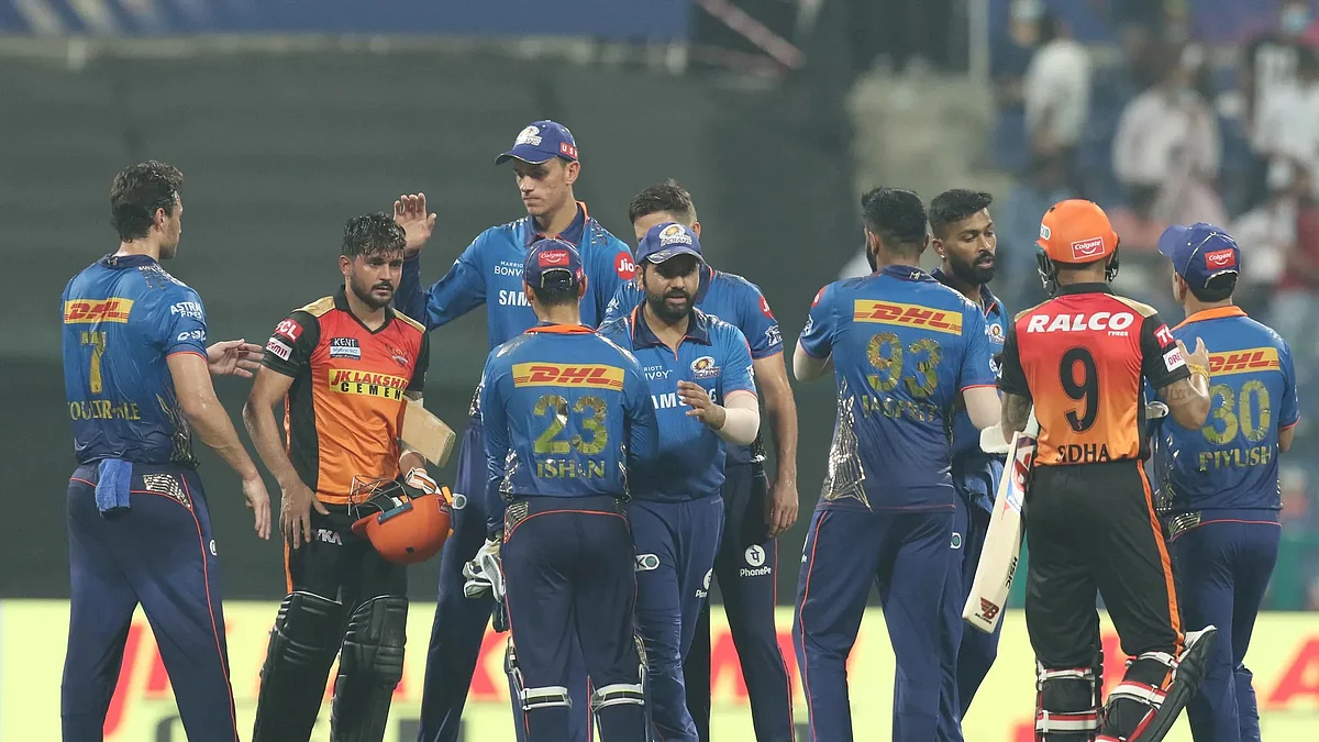 IPL 2021: हैदराबाद के खिलाफ जीत के बावजूद मुंबई प्लेऑफ की दौड़ से बाहर
