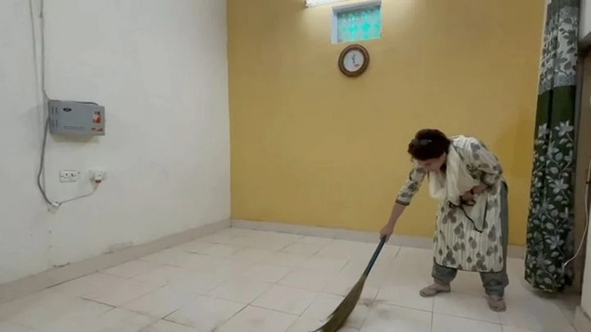 उत्तर प्रदेश: प्रियंका गांधी का कमरे में झाड़ू लगाते हुए वीडियो सोशल मीडिया पर वायरल