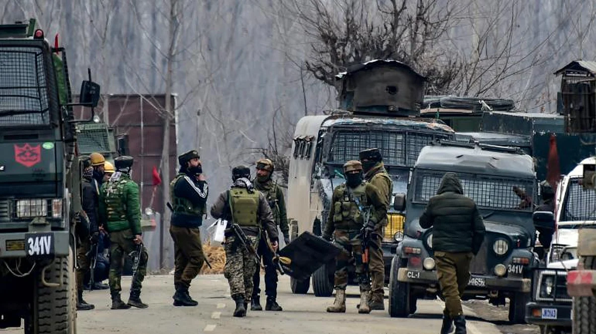 Pulwama Encounter: पुलवामा में आतंकियों से मुठभेड़ जारी, लश्कर कमांडर उमर मुश्ताक सुरक्षा बलों के घेरे में