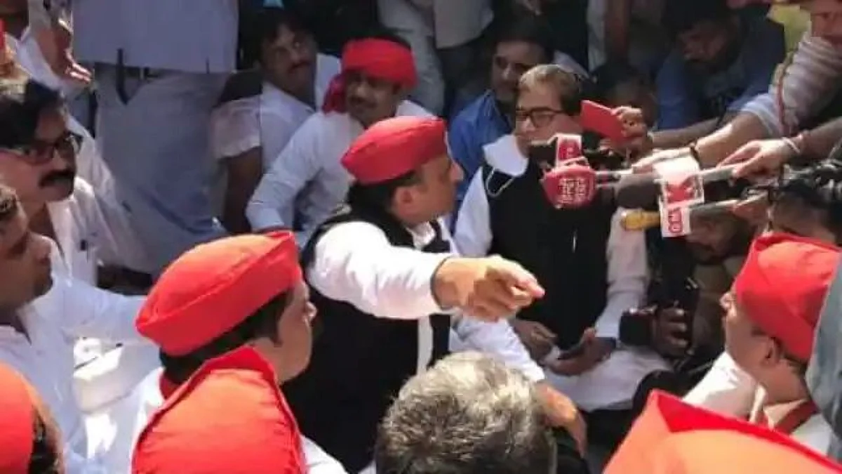 लखीमपुर हिंसा: प्रियंका गाँधी के बाद अखिलेश-शिवपाल भी हिरासत में, लखनऊ में दे रहे थे धरना