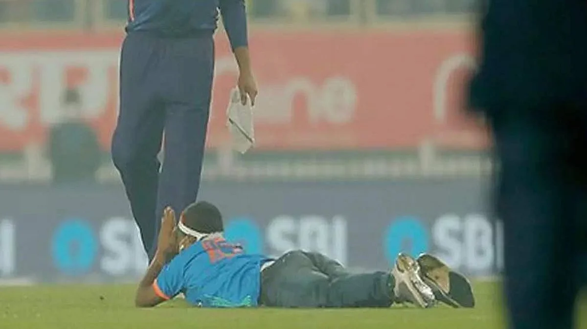 IND vs NZ: सुरक्षा घेरा तोड़ रोहित शर्मा के पास मैदान पर जा पहुंचा फैन और किया दंडवत प्रणाम..