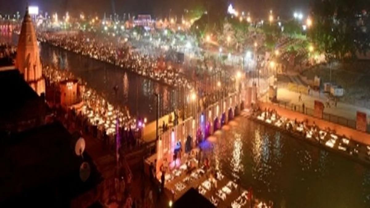 अयोध्या में दीपोत्सव के बाद अब प्रयागराज की बारी, देव दीपावली पर पाँच लाख दीयों से जगमगाएगा संगम
