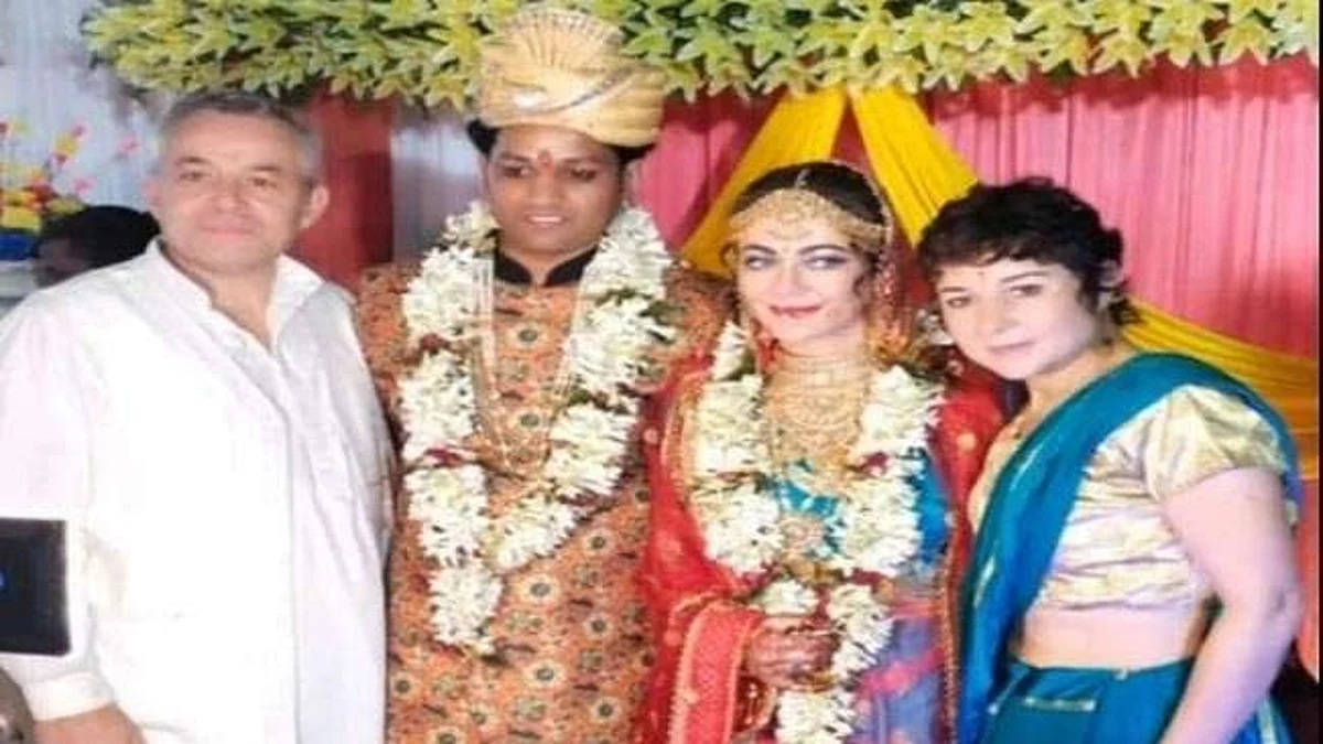 6 साल पहले भारत घूमने आयी थी फ्रांस की युवती, टूरिस्ट गाइड से हुआ प्यार, अब गांव पहुंच कर लिए साथ फेरे